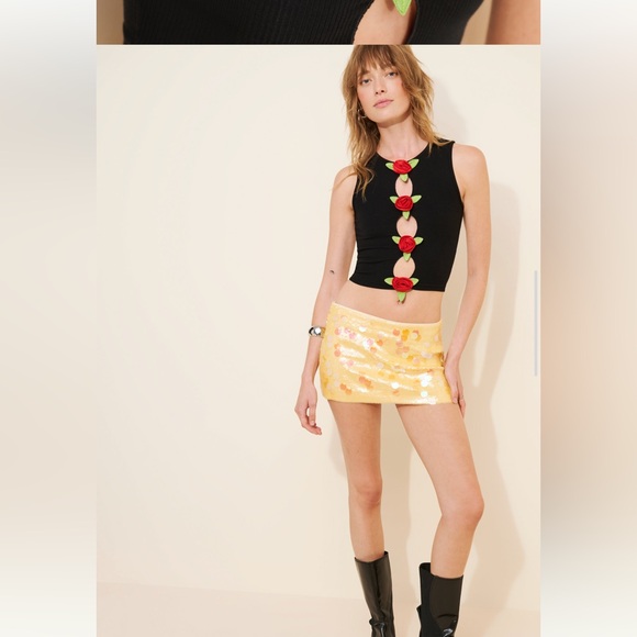 Three Hole Punch Roses Rib Tank - Picture 3 of 3